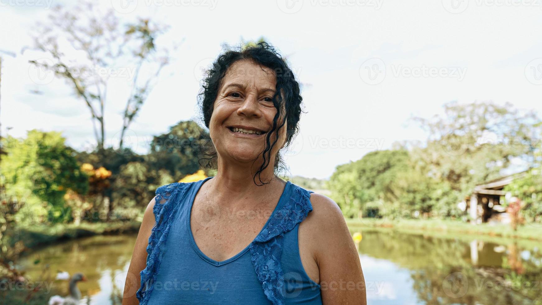 lachende Latijns-Braziliaanse vrouw in de boerderij. vreugde, positief en liefde. foto