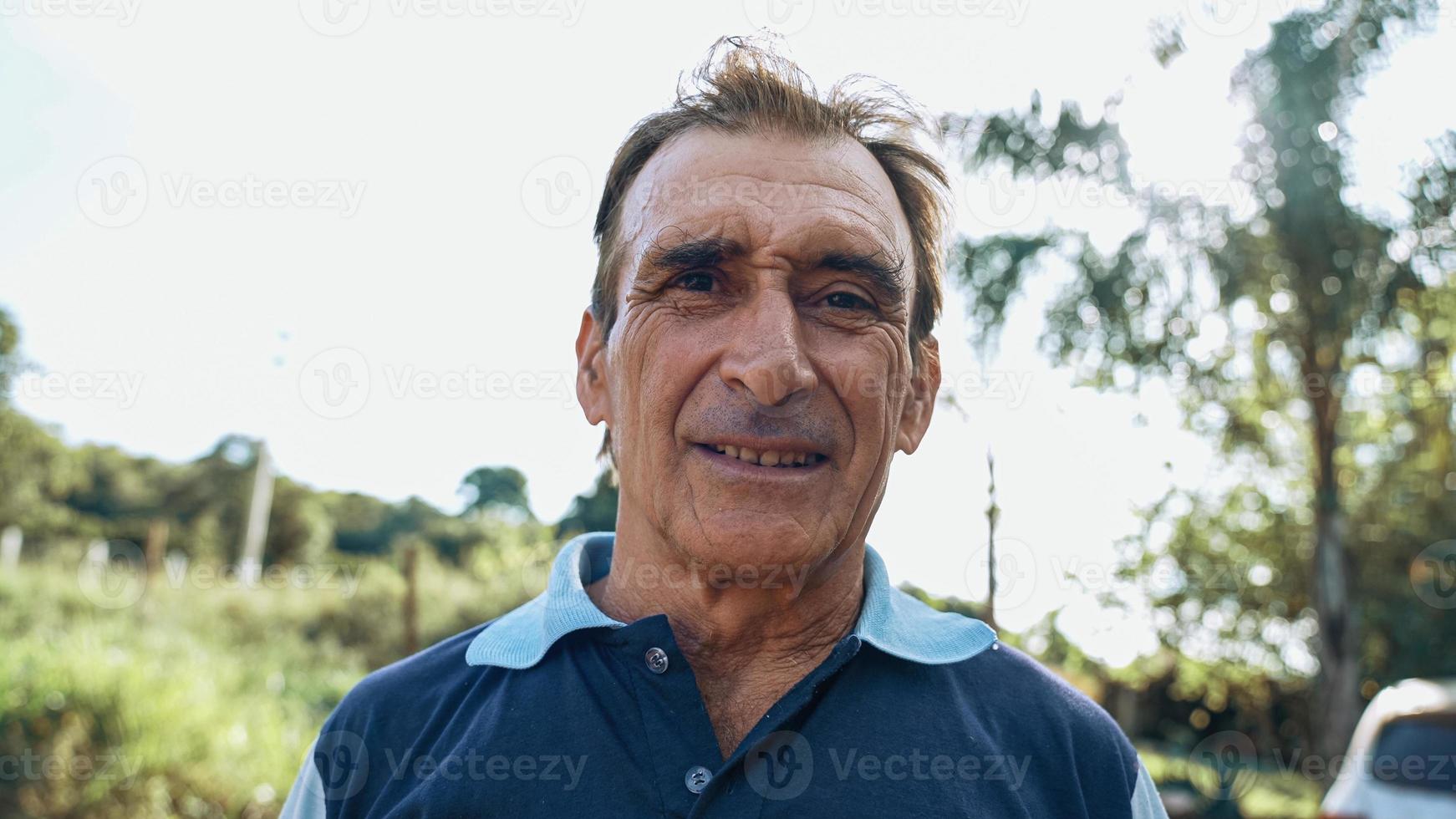 portret van de mens in de boerderij op de hemelachtergrond. foto