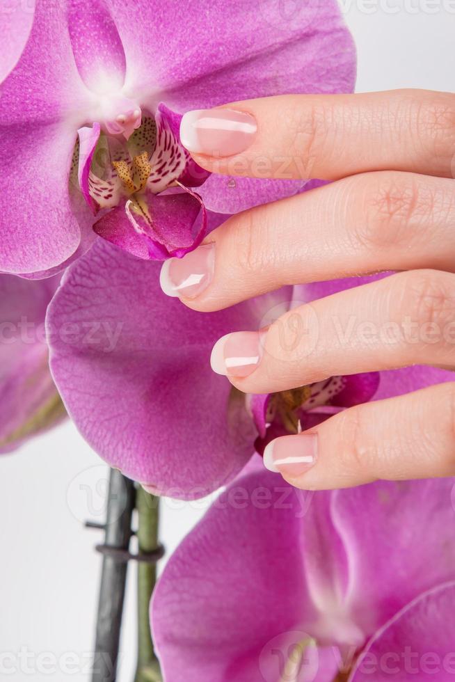 french manicure en orchideebloem foto