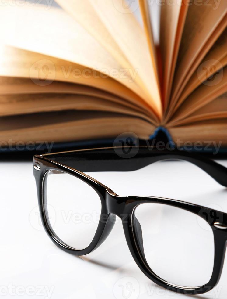 bril en boek foto