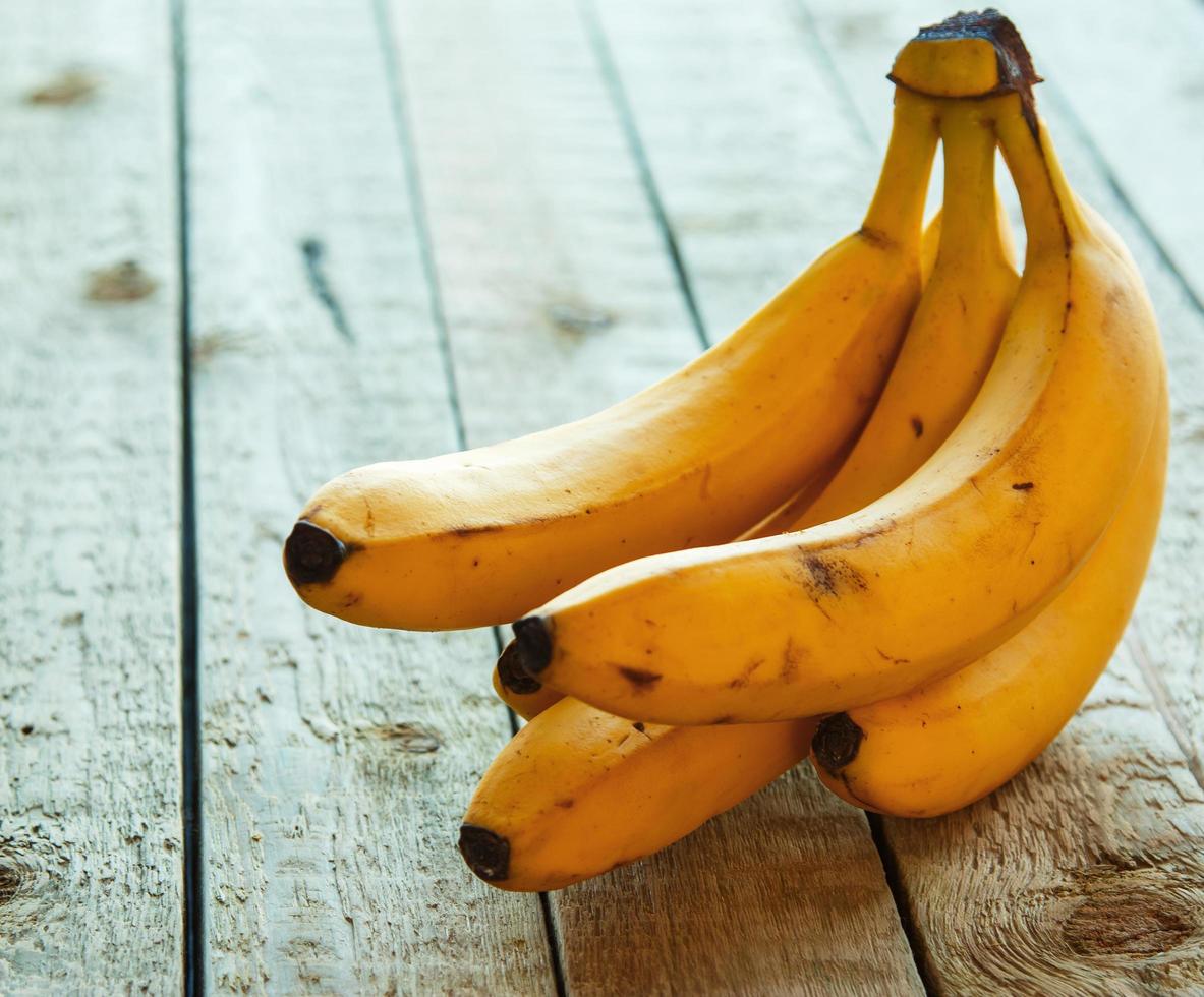 bananen op houten tafel foto