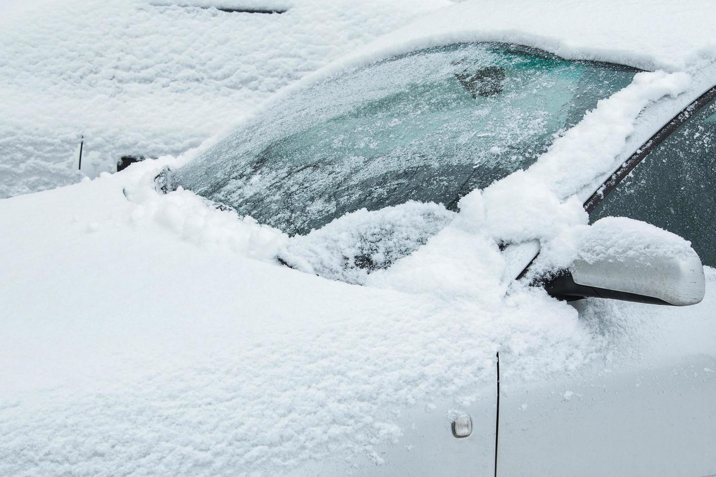 auto bedekt met sneeuw foto