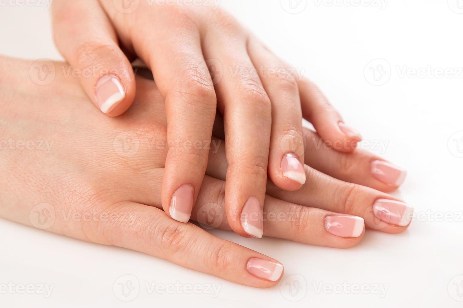 handen met french manicure foto