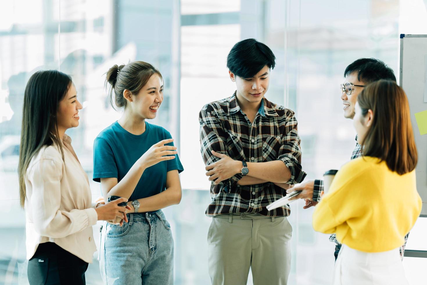 Aziatische zakenmensen ontmoeten bedrijfscommunicatie teamwork concept. foto