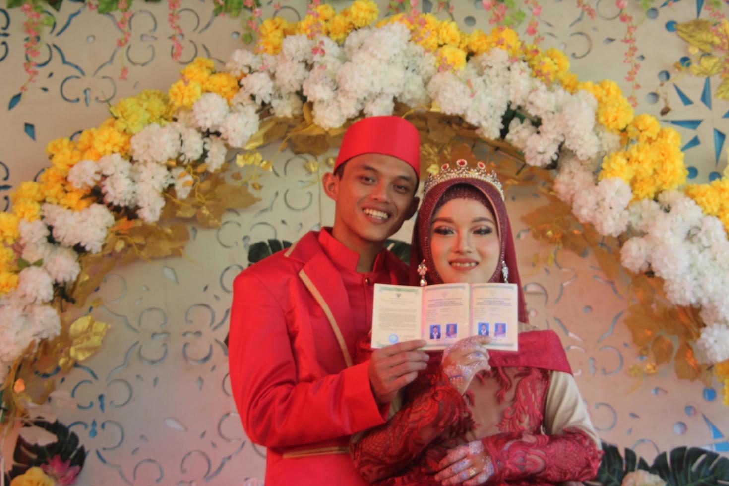 romantische Indonesische moslimbruid foto