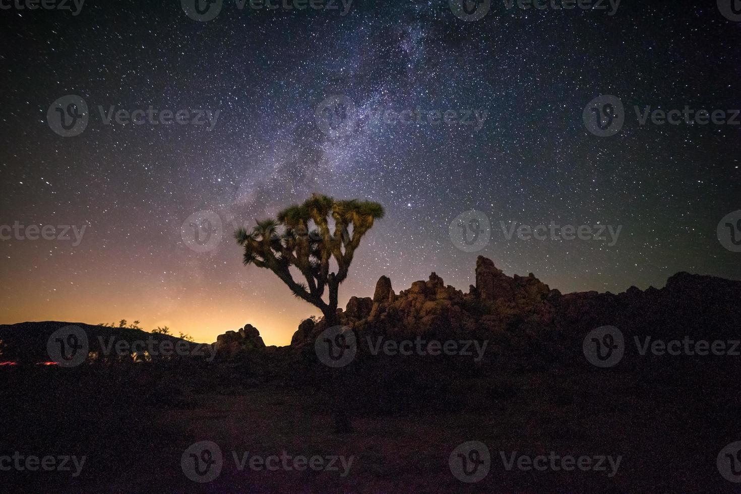 nachtelijke hemel en woestijn foto