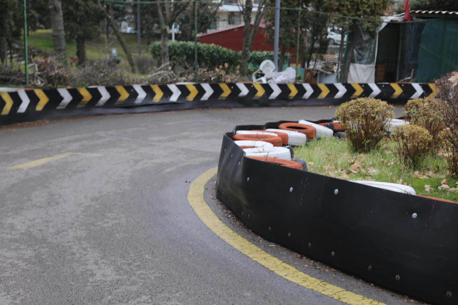 kartbaangebied kleurrijke banden leuke adrenaline foto