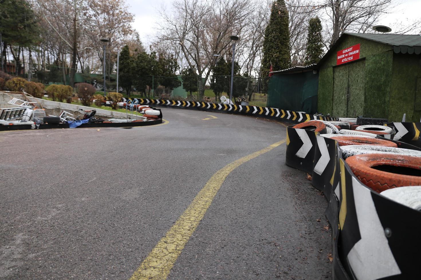 kartbaangebied kleurrijke banden leuke adrenaline foto