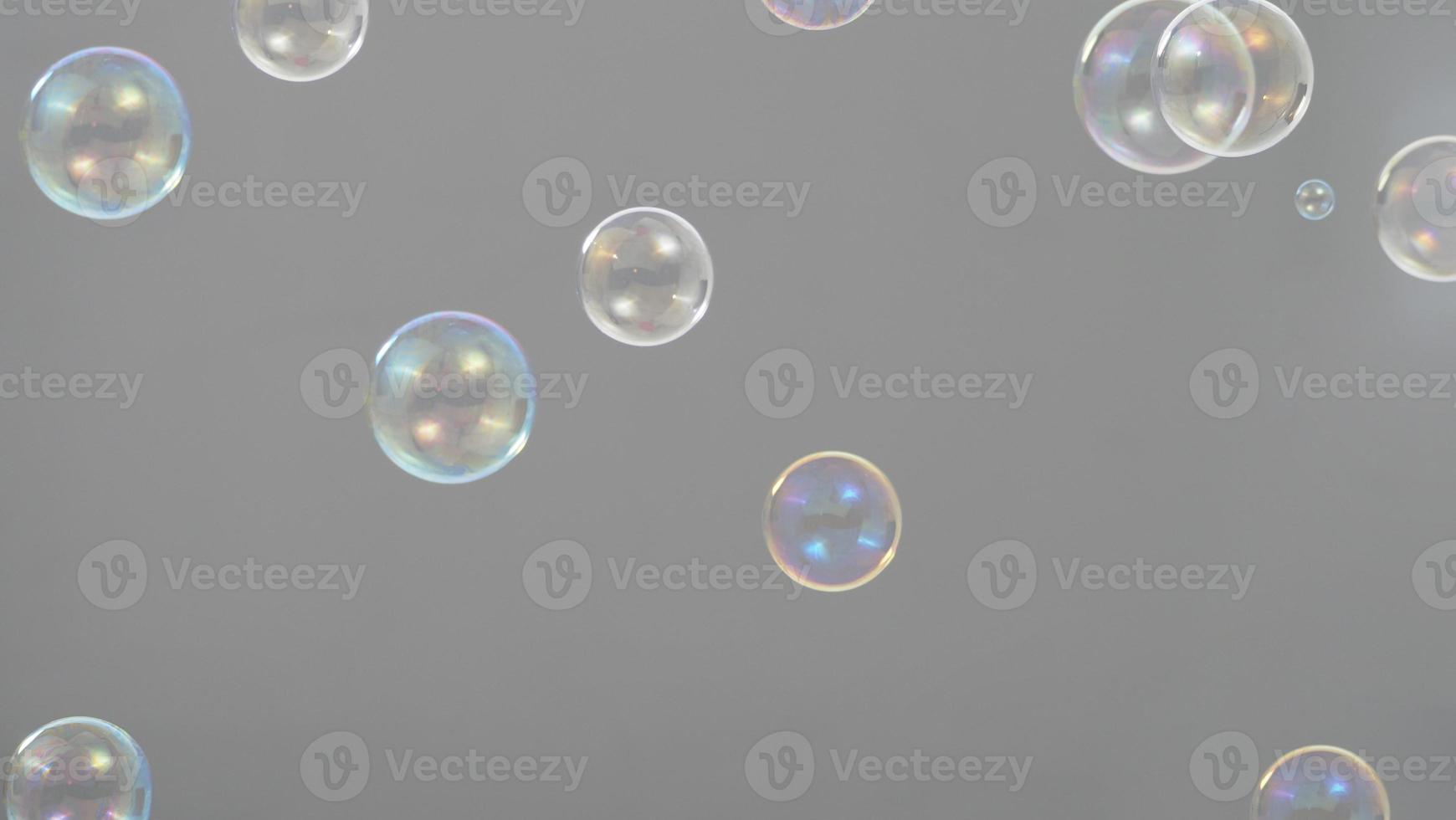 zeepbel druppel of shampoo bubbels zweven als vliegen in de lucht foto