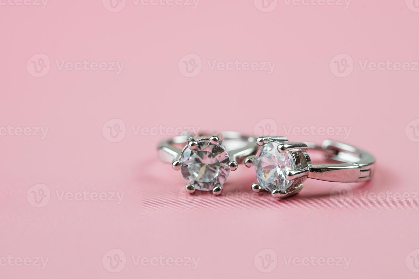 close-up van diamanten verlovingsring. liefde en bruiloft concept. foto
