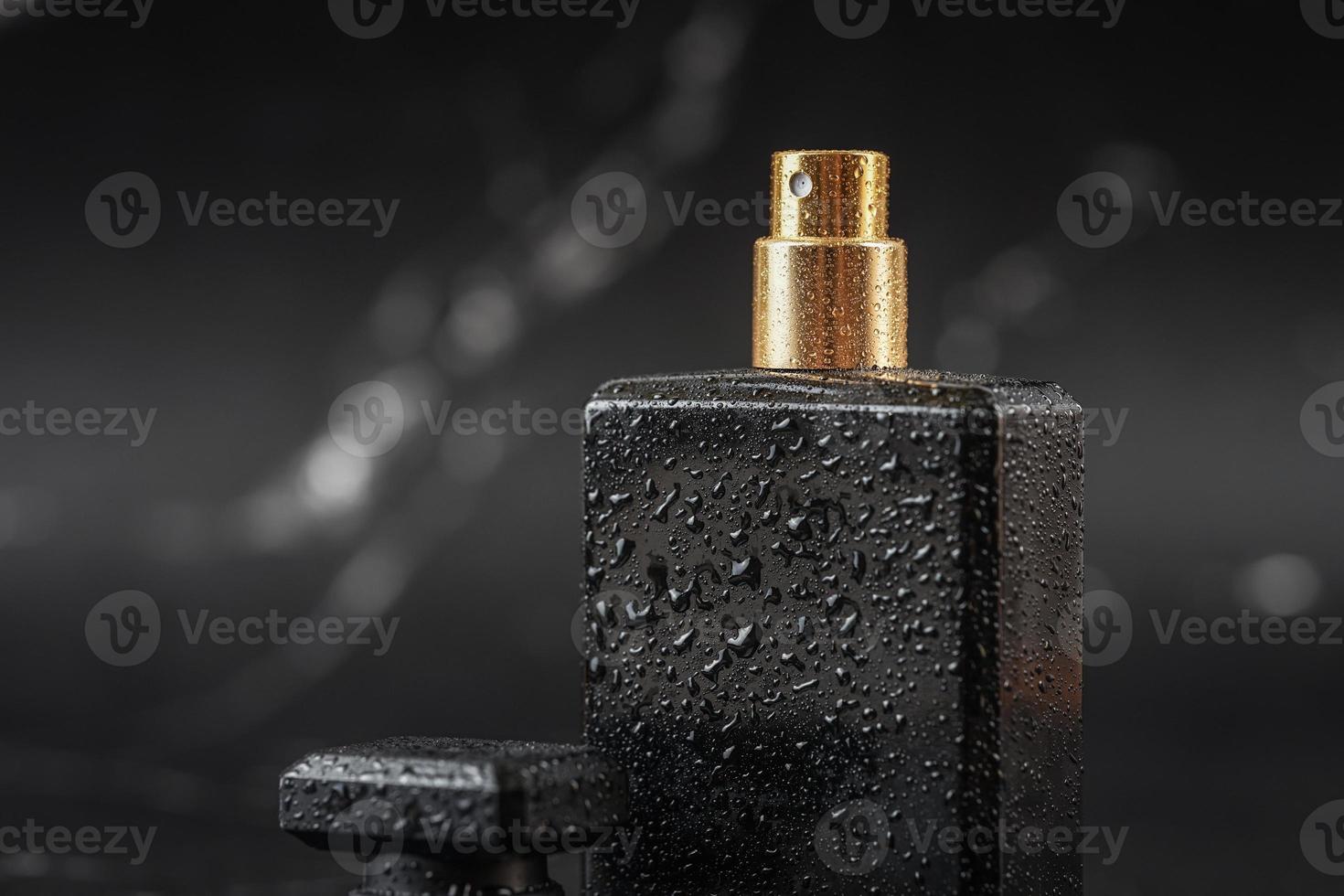 mooie parfumfles op zwarte marmeren achtergrond foto