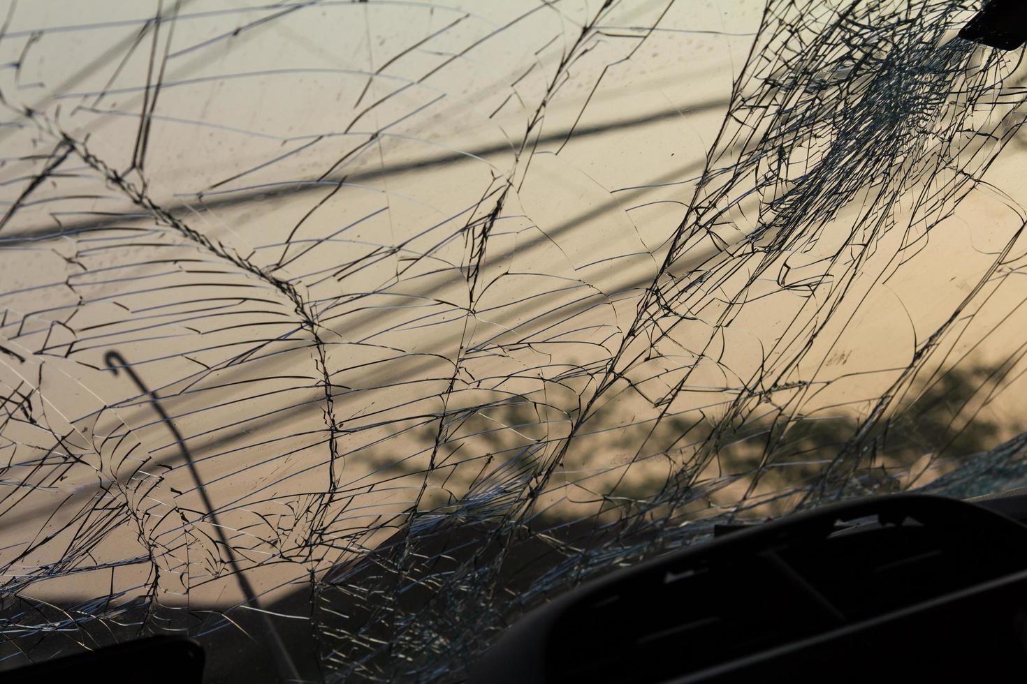 gebroken glas in het donker foto