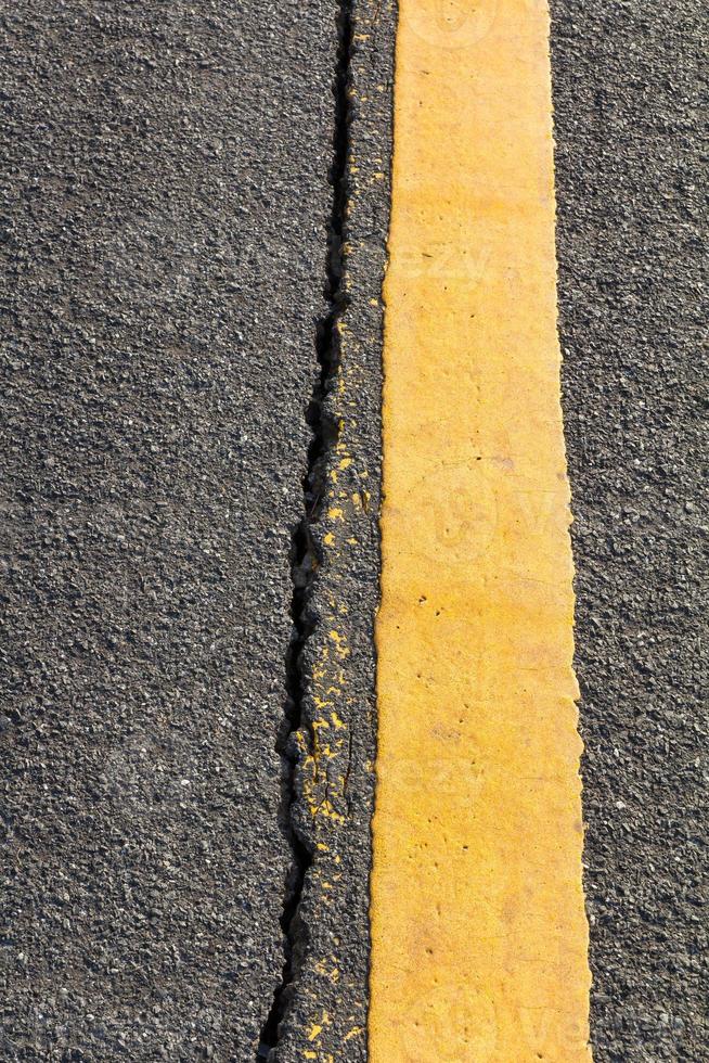 gebarsten asfalt gele lijn foto