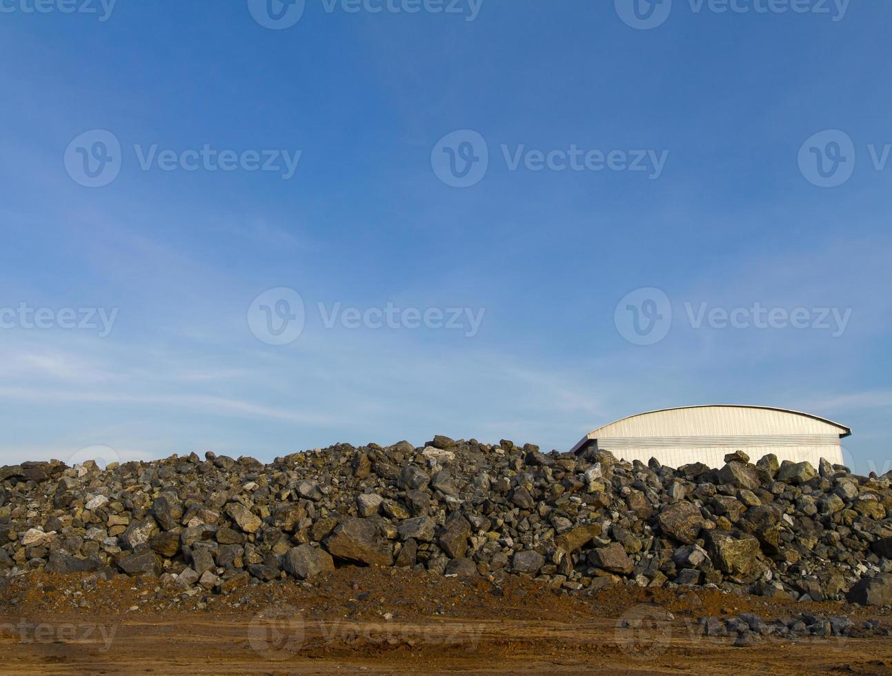 bekijk een stapel grijze rotsen foto