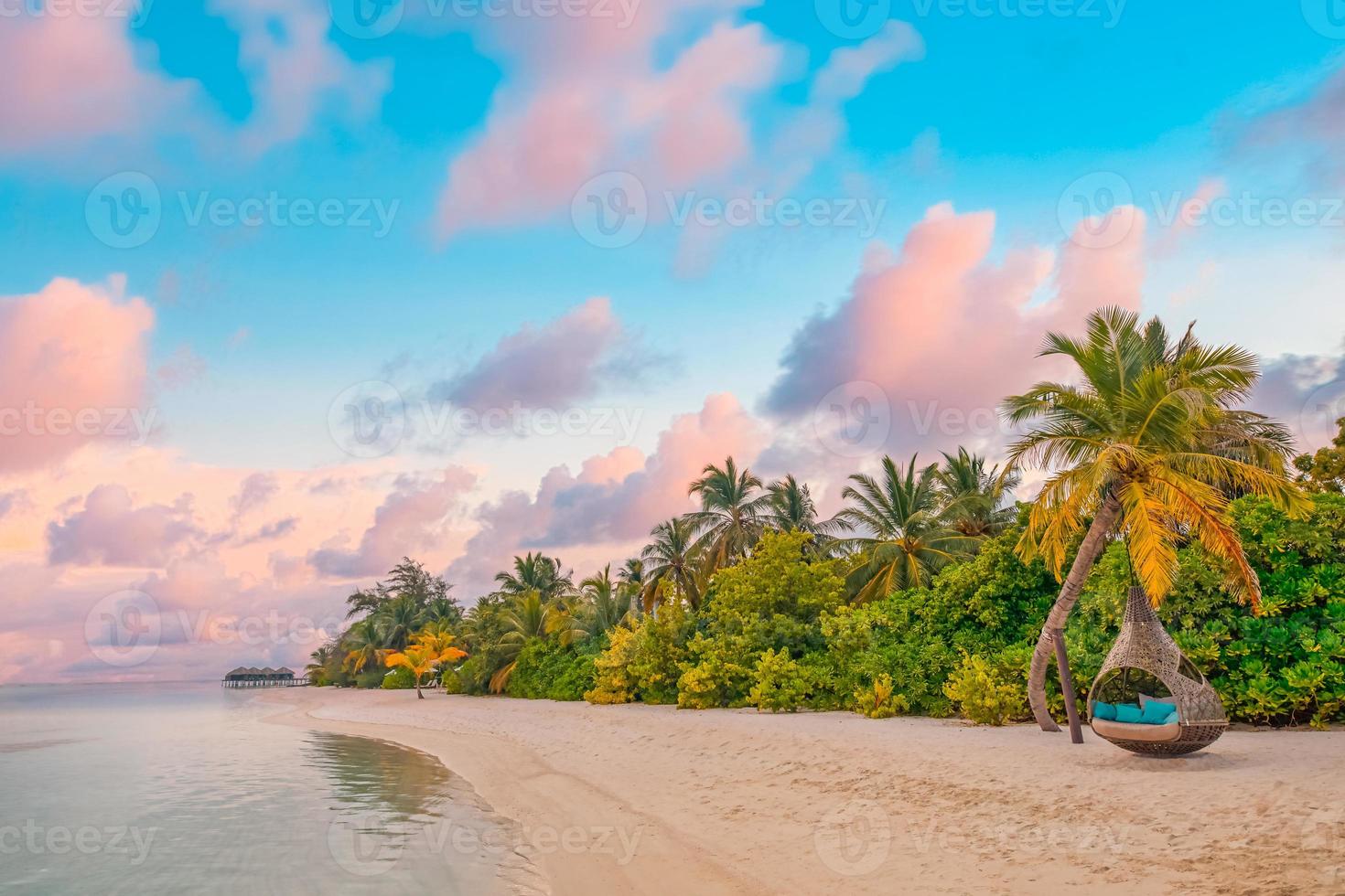 eiland palmboom zee zandstrand. panoramisch strandlandschap. prachtige tropische strand zeegezicht horizon. oranje en gouden zonsondergang hemel kalmte rustige ontspannen zomer. vakantie reizen vakantie banner foto