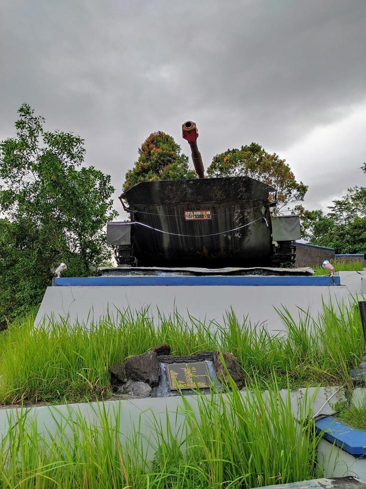 Sibolga, Indonesië, 14 januari 2022. een tank met de woorden lanal sibolga begint te roesten foto