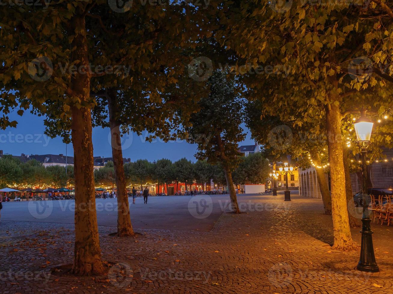 de stad maastricht aan de maas in nederland foto