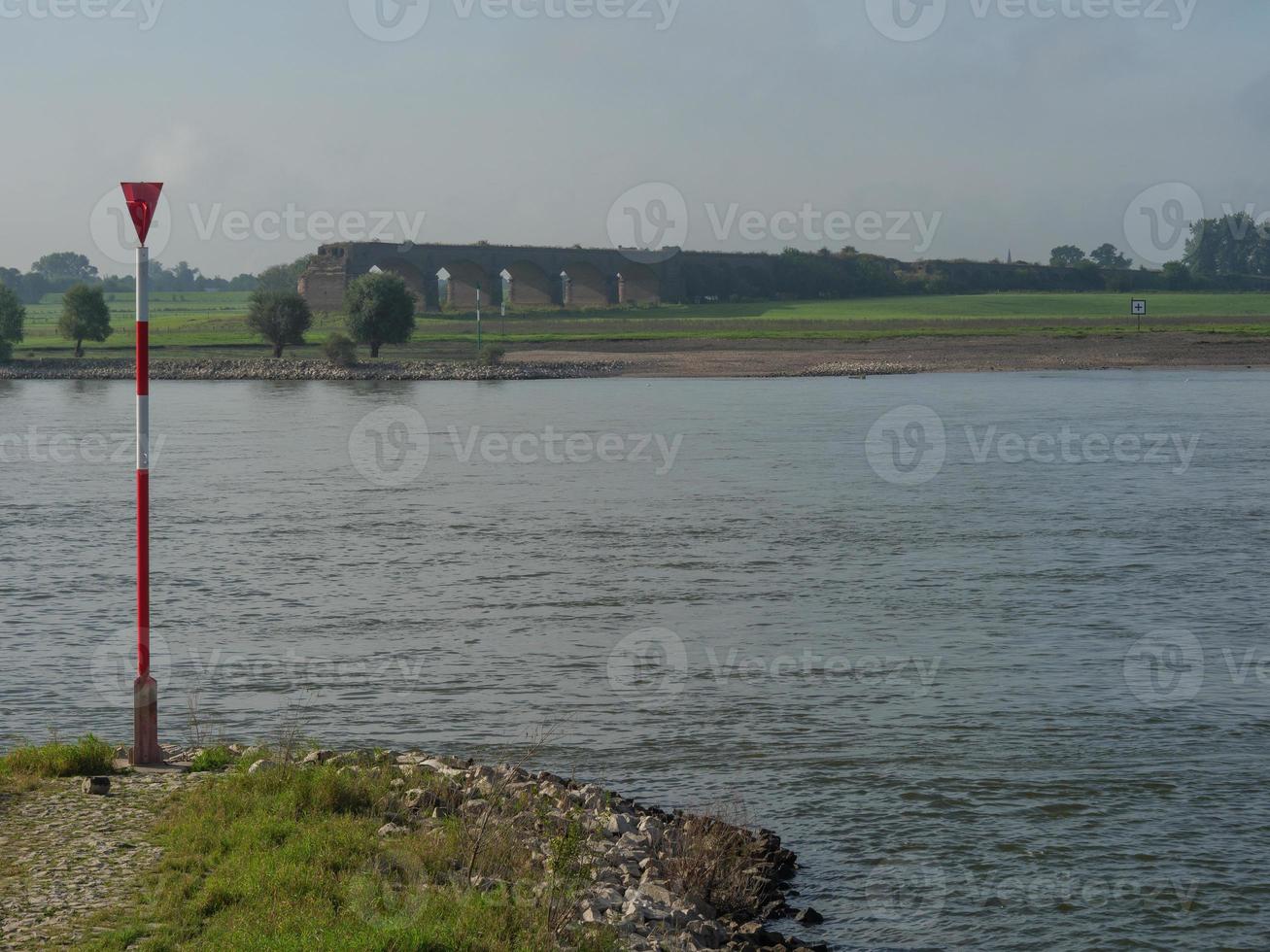 de Rijn bij wesel in de ochtend foto