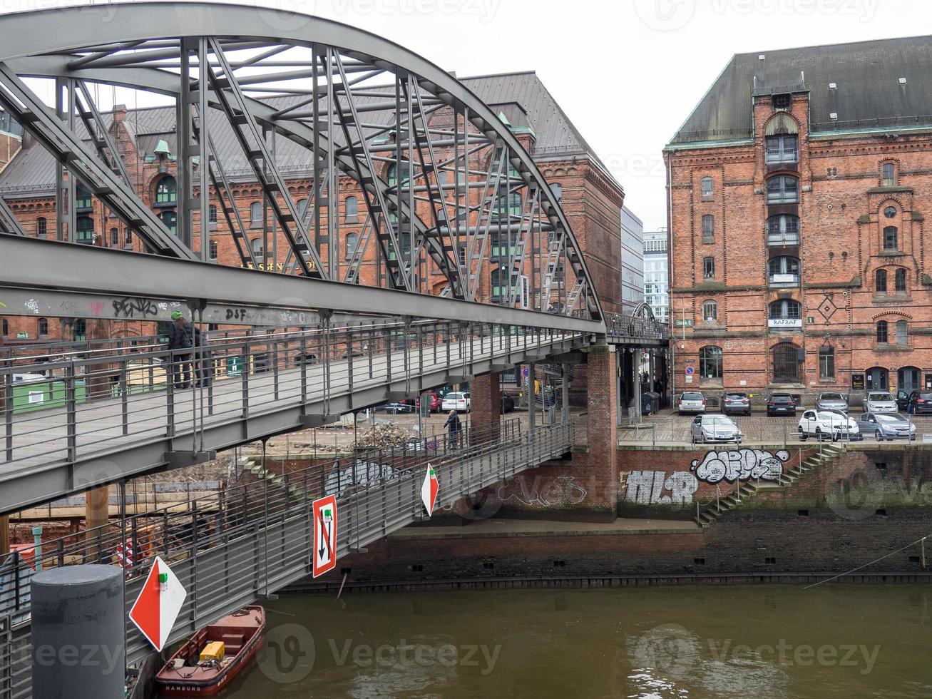 de stad hamburg aan de rivier de elbe foto