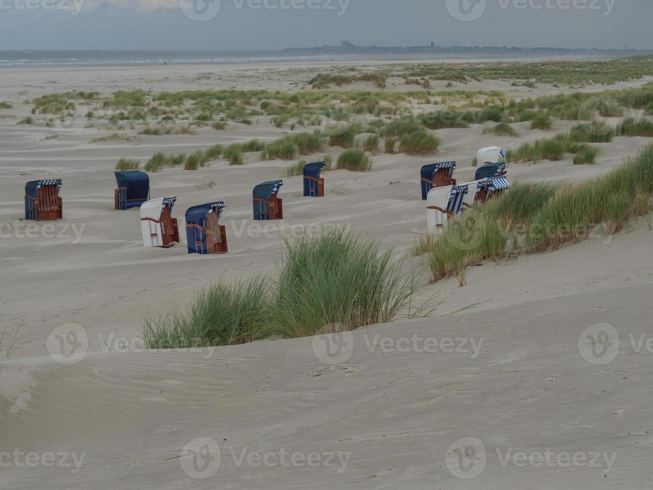 zonsondergang op het strand van juist foto