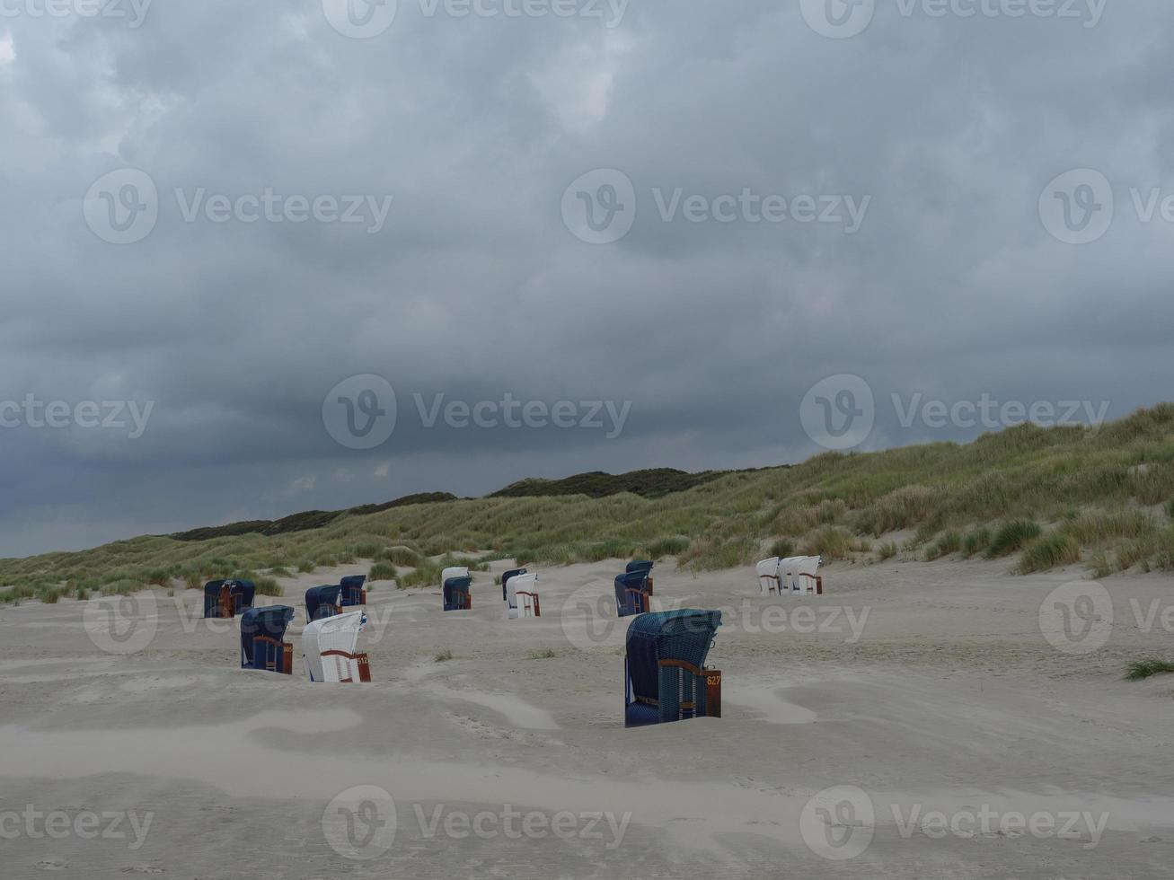 zomeravond op het strand van juist foto