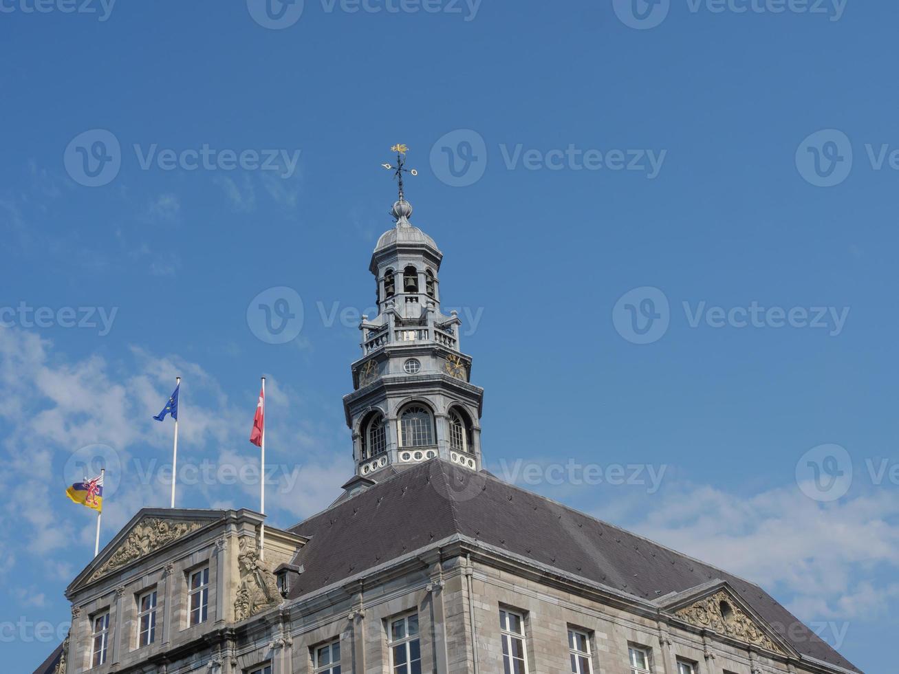 de stad maastricht aan de maas in nederland foto