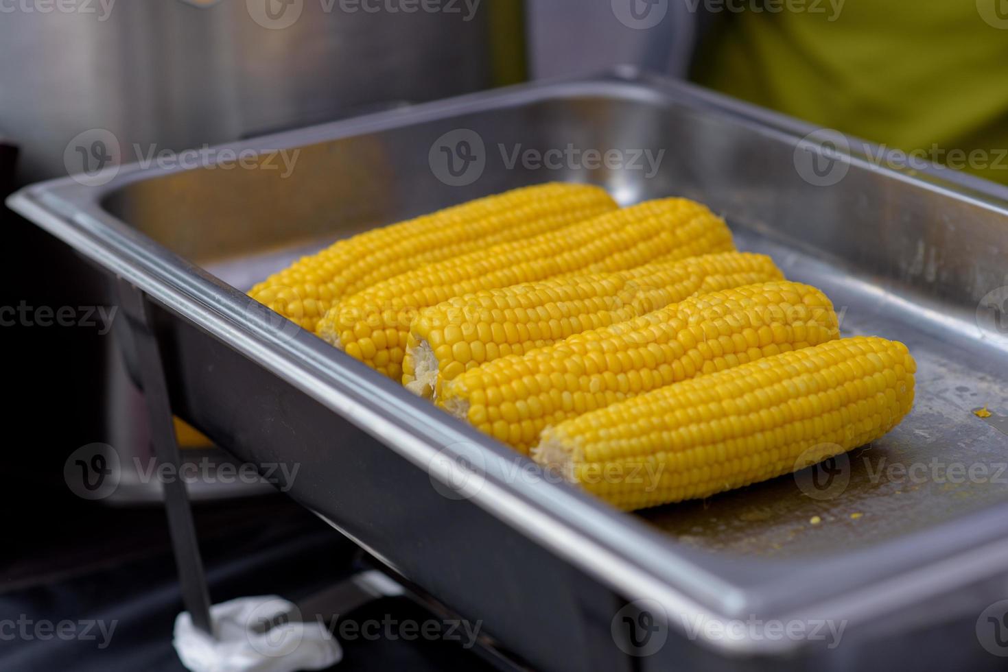 maisbarbecue met zoet-pittige saus. gegrilde maïs is een populair Japans festivalvoedsel. foto