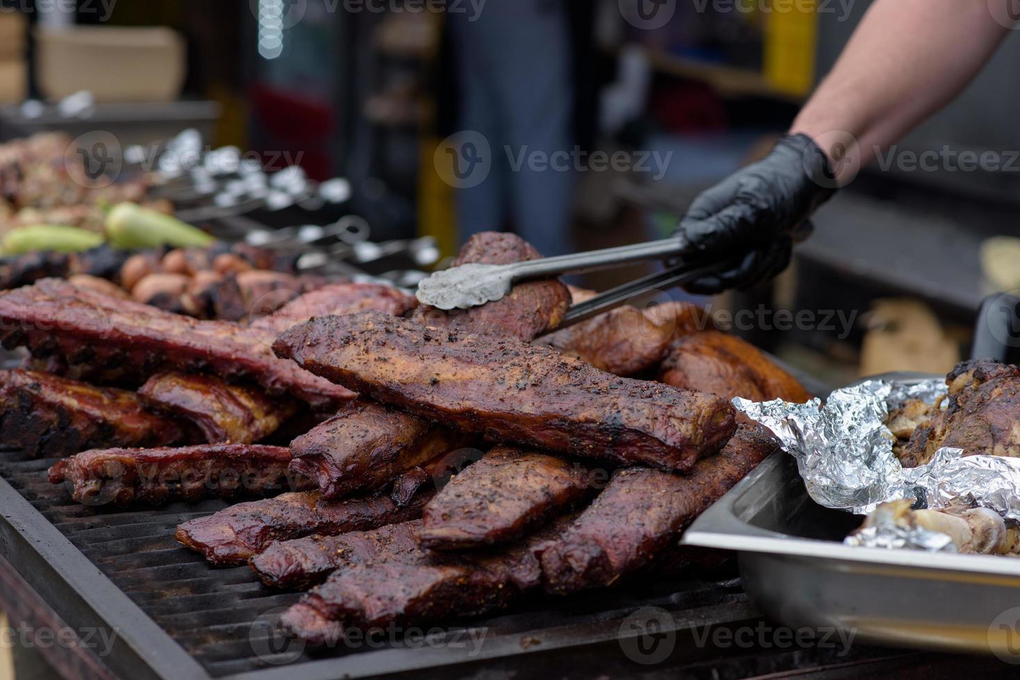 Gegrilde spiesjes van vlees op de kolen, met rook. straatvoedsel. foto