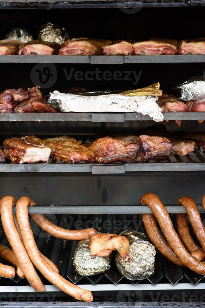 Gegrilde spiesjes van vlees op de kolen, met rook. straatvoedsel. foto