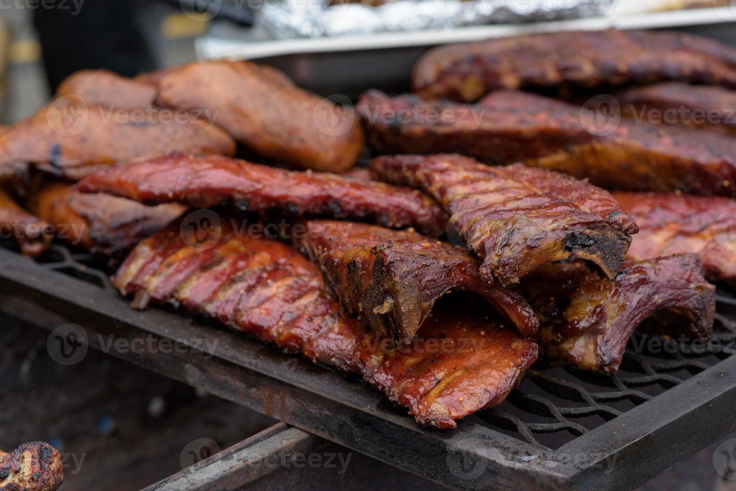 Gegrilde spiesjes van vlees op de kolen, met rook. straatvoedsel. foto