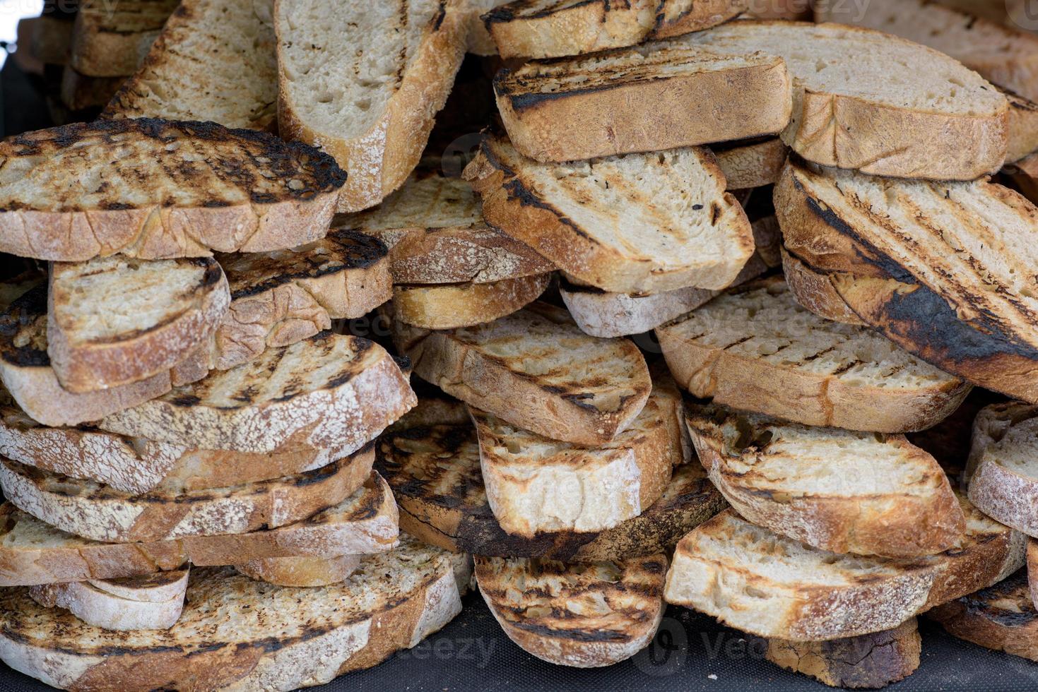 veel geroosterde sneetjes brood, tijdens een streetfood festival foto