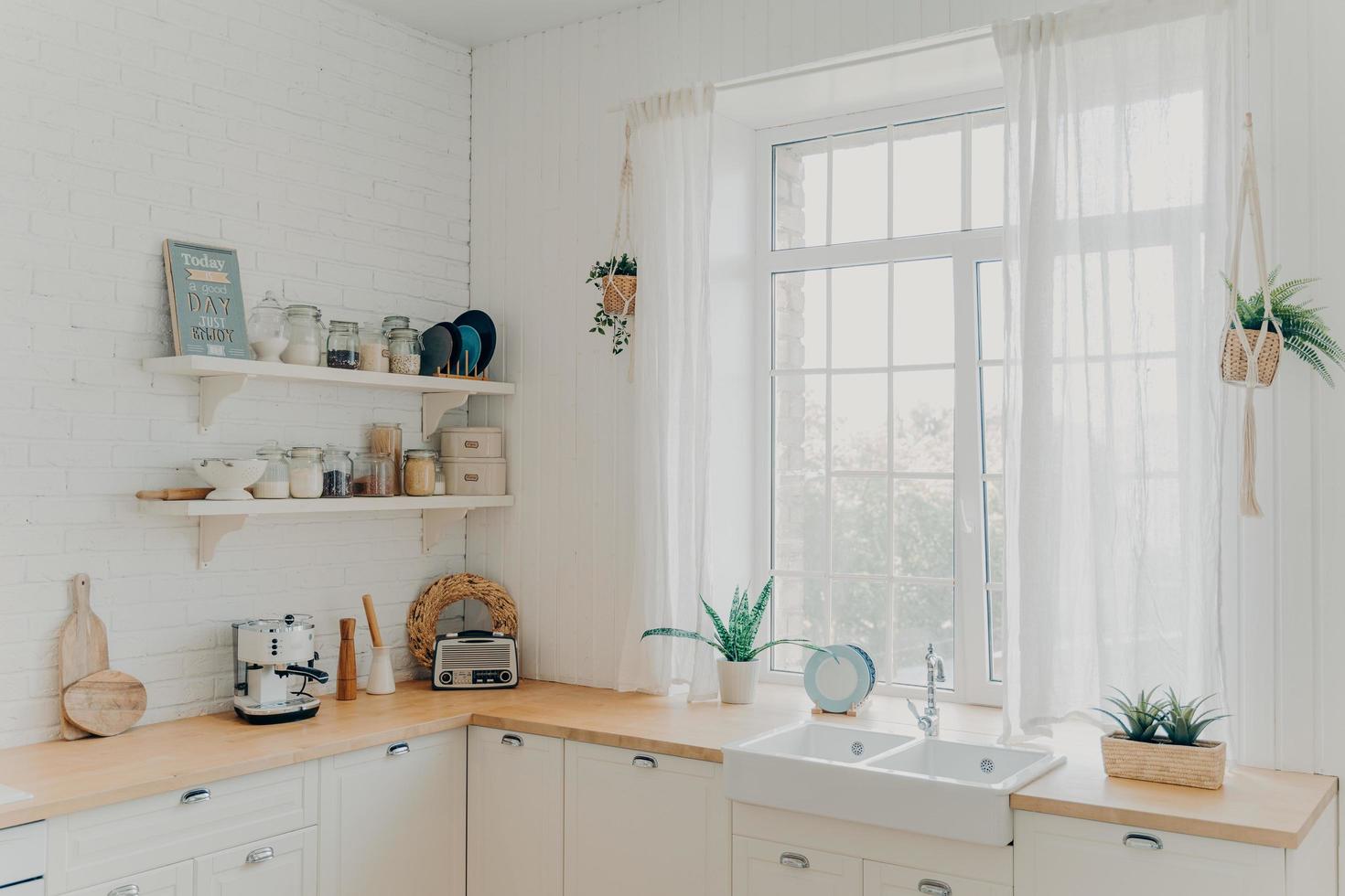 binnenlandse familie keuken. helder verlichte scandinavische keuken interieur met raam. modern appartement. foto