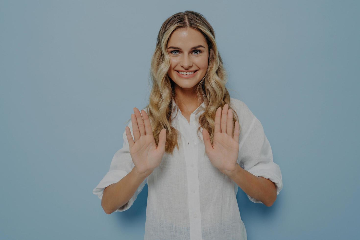 blond tienermeisje weigert beleefd foto