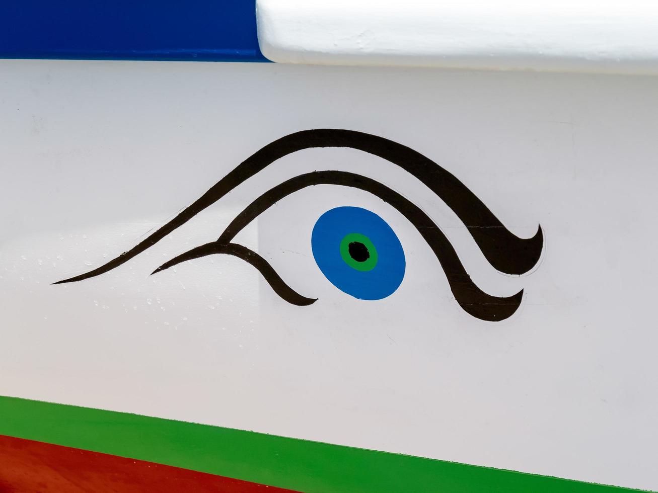 mijas la cala, andalucia, spanje, 2014. oogsymbool op een spaanse vissersboot foto