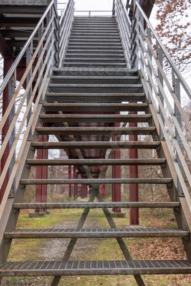 onderdeel van een oud industrieel gebouw, trappen foto