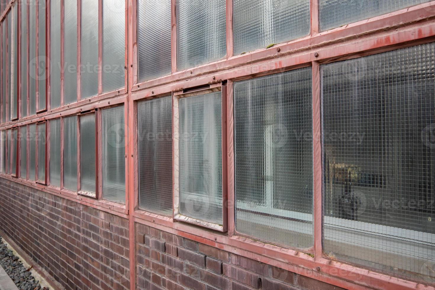 onderdeel van een oud industrieel gebouw, ramen foto