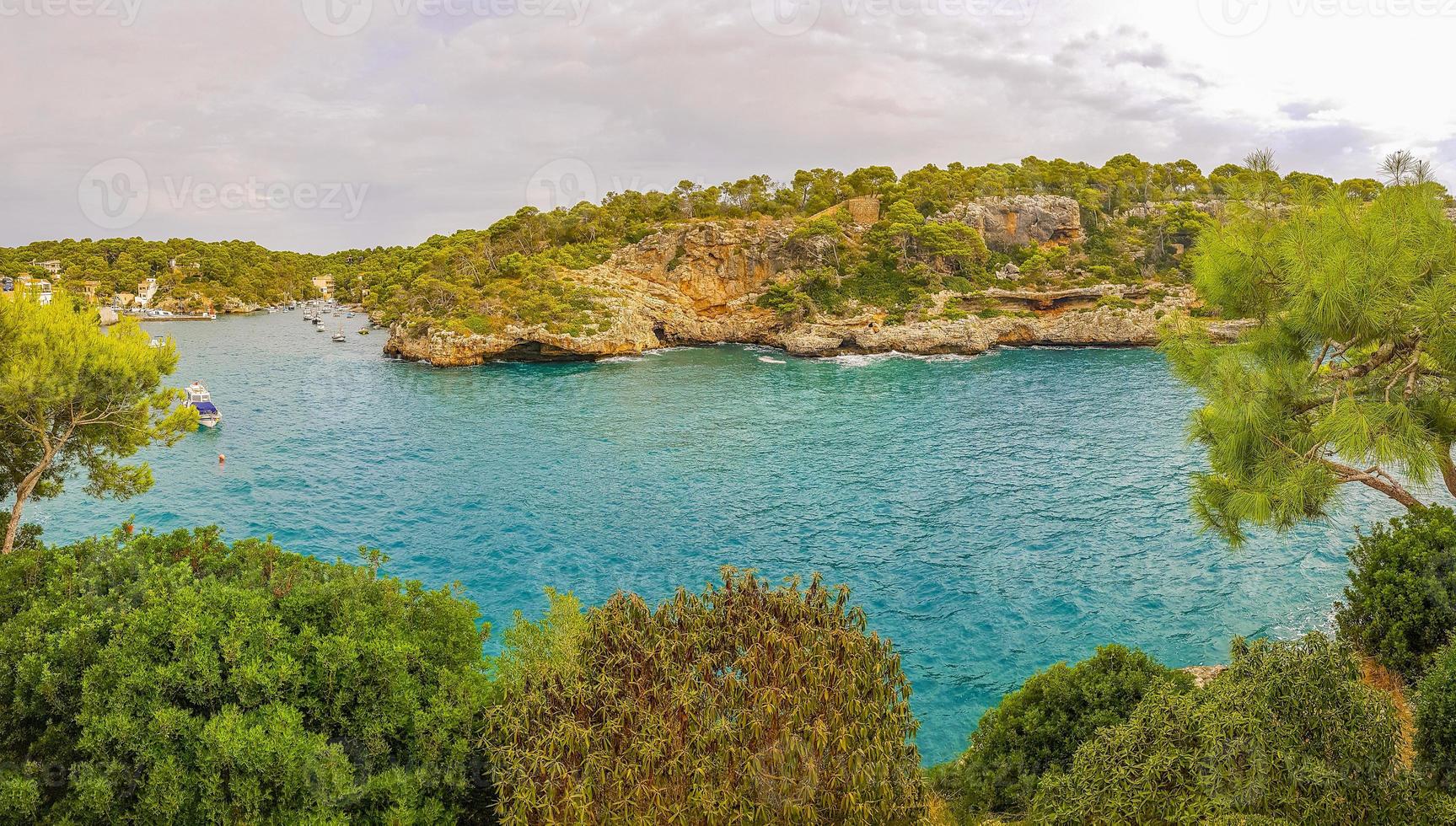 panoramisch uitzicht op de baai Cala Figuera op Mallorca Spanje. foto