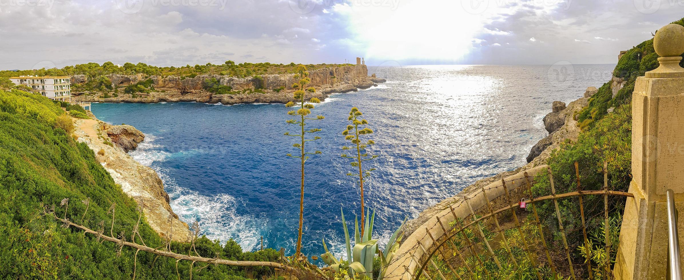 panoramisch uitzicht op de baai en de torre den beu cala figuera. foto