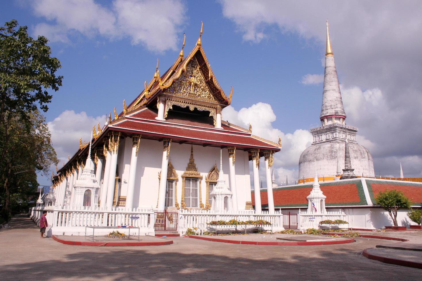 witte stoepa naast kerk en blauwe lucht in wat mahathat, oude tempel in de provincie nakhon sri thammarat thailand. foto