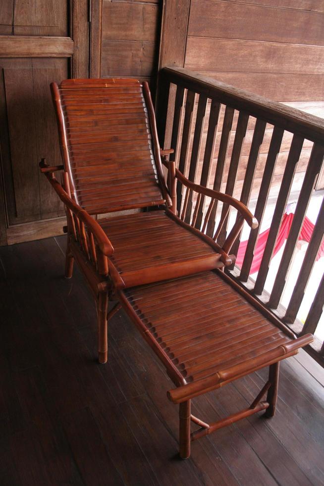 bamboe stoel in inheemse stijl op balkon van houten huis, stoelpatroon van traditionele stijl in thailand. foto