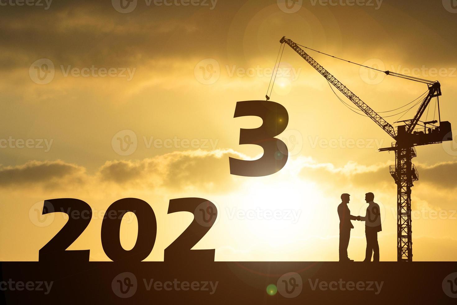 gelukkig nieuwjaar 2023 concept. zakenlieden slaan de handen ineen. succesvol contact opnemen met werk foto