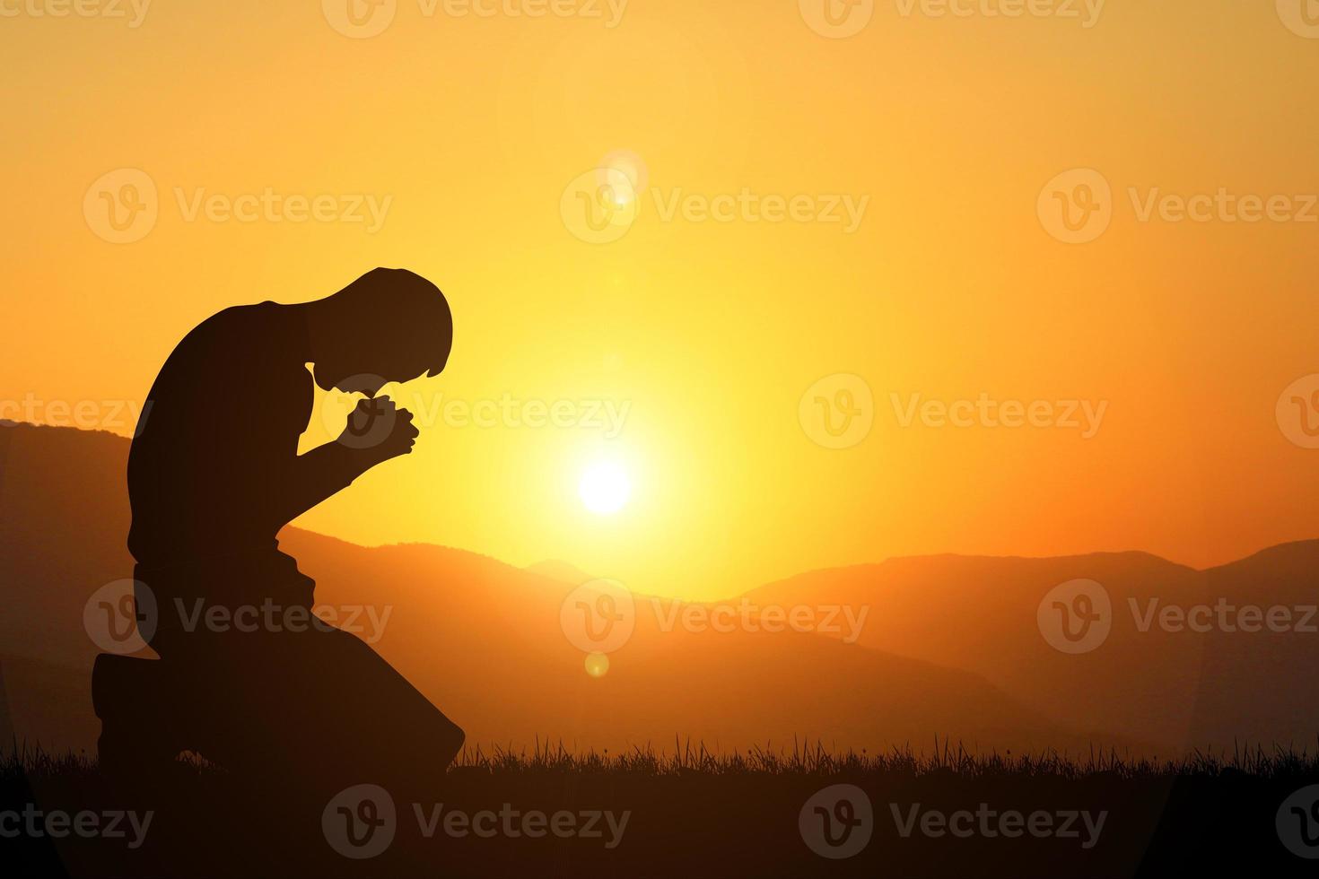 silhouet van christelijke biddende handen spirituele en religieuze mensen die bidden tot god christendom concepten foto