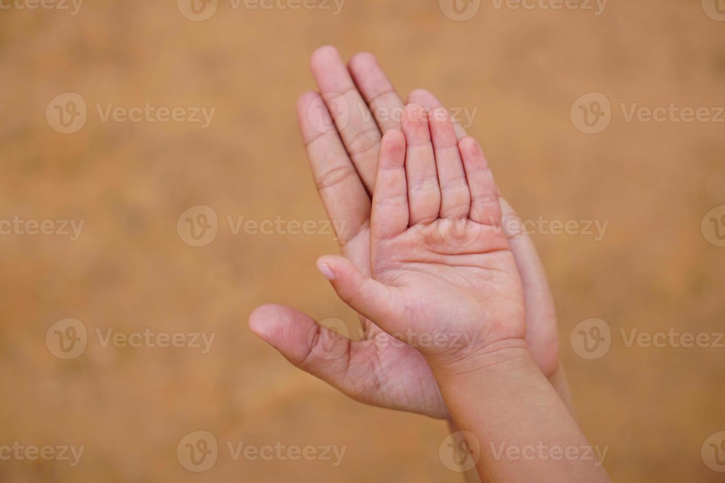 moeder en kind hand in hand om iets te ontvangen foto