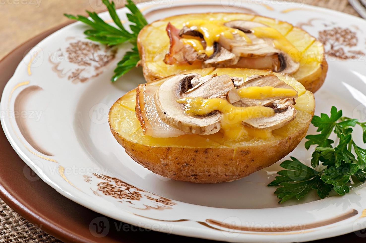 gepofte aardappel met champignons en spek foto