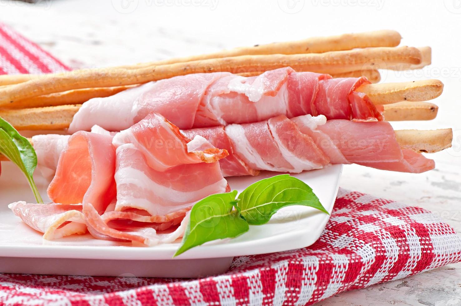 grissini broodstengels met ham, tomaat en basilicum foto
