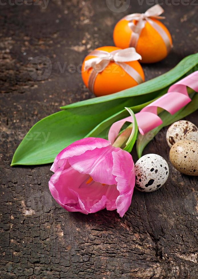 vrolijk pasen - bloemen en kleurrijke eieren foto