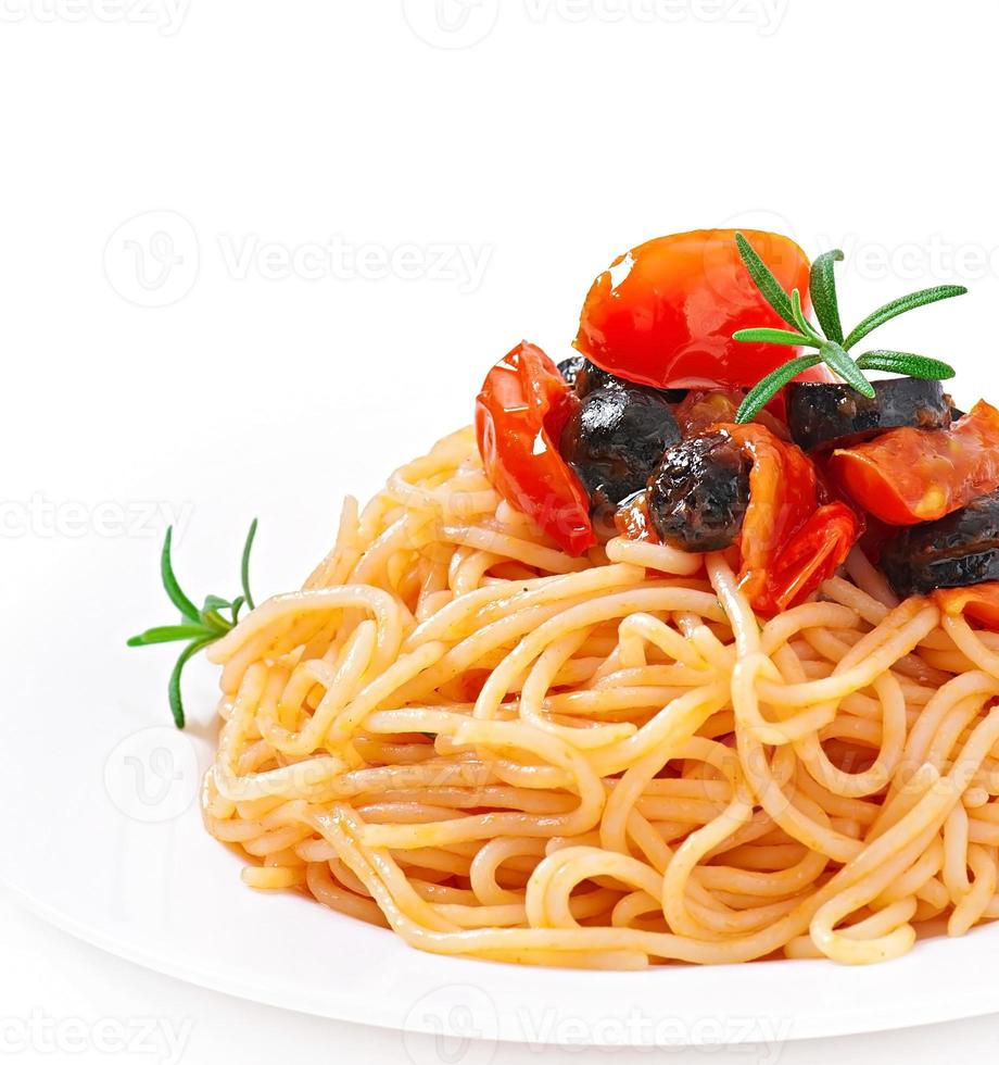spaghetti met tomaat en olijven foto
