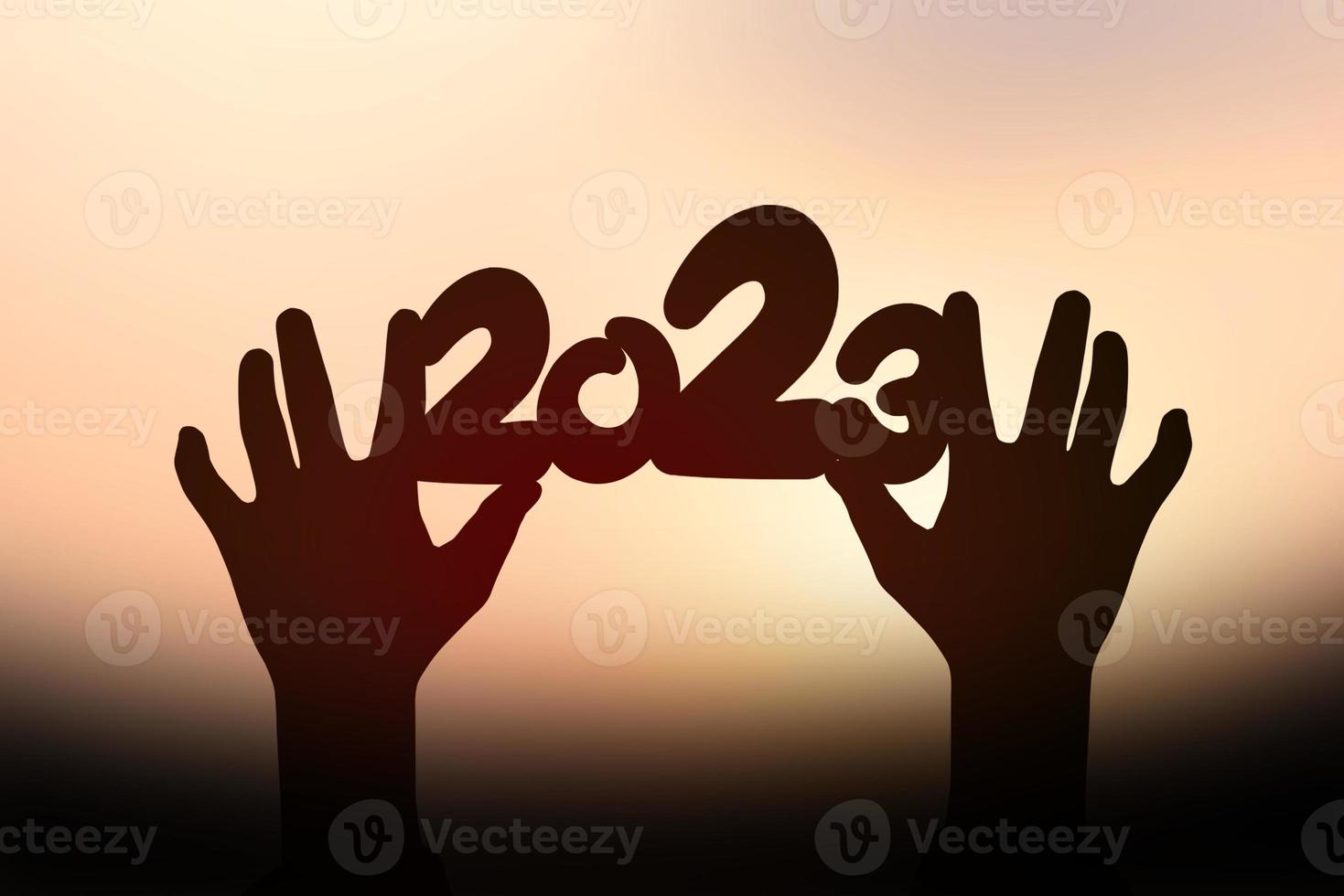 2023 silhouet aan de menselijke kant. gelukkig nieuwjaarsconcept. foto