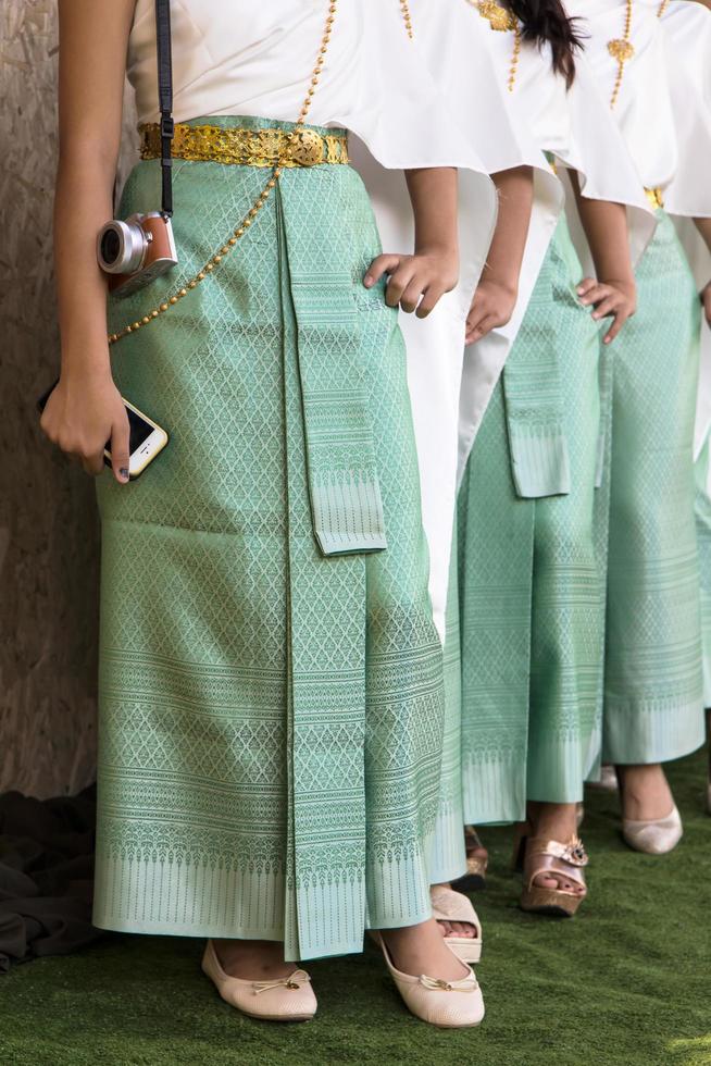 mooie vrouwelijke benen die een sarong dragen. foto