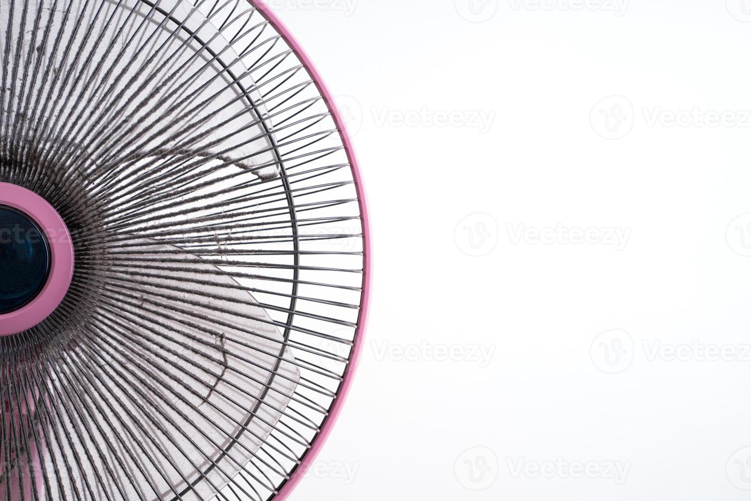 vuile elektrische ventilator op witte achtergrond foto